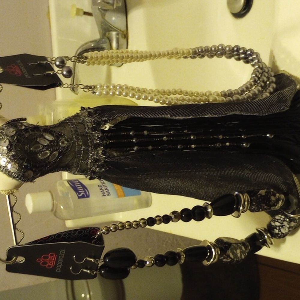 Two necklace black and slicer woman